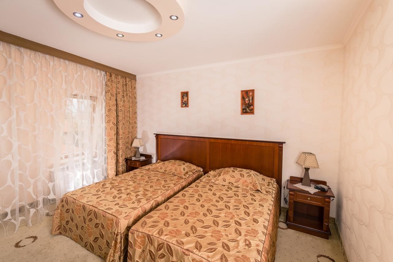 Отель Hotel Palas Казанлык