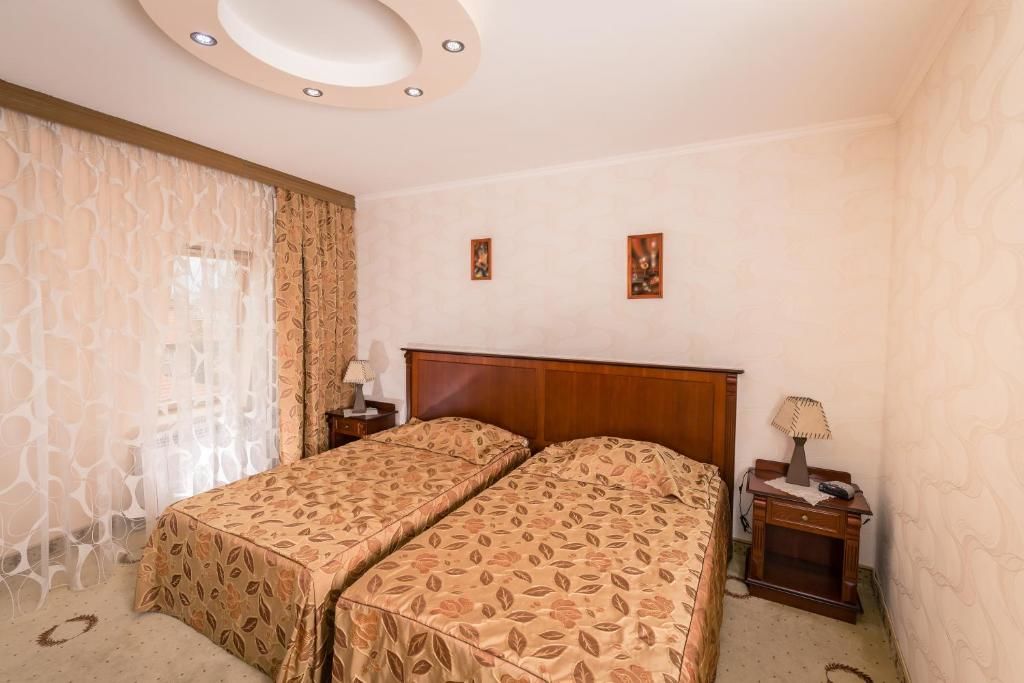 Отель Hotel Palas Казанлык-48