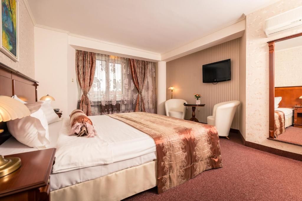 Отель Hotel Palas Казанлык-49