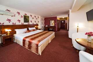 Отель Hotel Palas Казанлык Двухместный номер с 1 кроватью или 2 отдельными кроватями-1