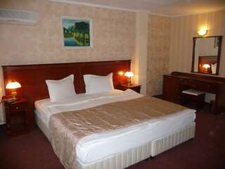 Отель Hotel Palas Казанлык Двухместный номер с 1 кроватью или 2 отдельными кроватями-4